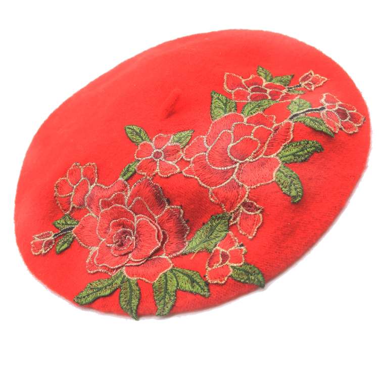 Rotes Barett mit  Blumen